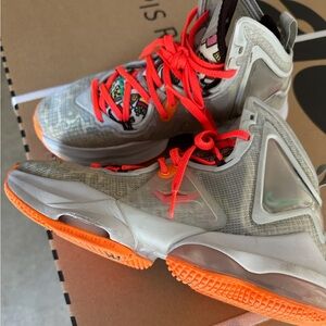 Nike sneakers lebron 19 size 6Y